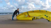 Sepp Reisenberger bereitet seinen Kite für die frühmorgendliche Surfsession am Westerländer Strand vor.