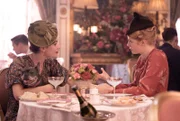 Linda Radlett (Lily James, li.), Fanny Logan (Emily Beecham)