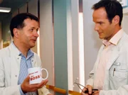 Roland (Thomas Rühmann, links) kommt einen Tag früher als erwartet von seiner Amerikareise in die Sachsenklinik zurück und muss seine Stellung als Chefarzt gegenüber Achim (Johannes Steck) von neuem verteidigen!