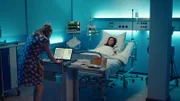 Micki Busch (Caroline Frier), Bianca (Maya Henselek, r.). Die Verwendung des sendungsbezogenen Materials ist nur mit dem Hinweis und Verlinkung auf TVNOW gestattet.
