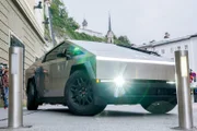 Der wahrscheinlich einzig existierende Tesla Cybertruck in Österreich steht episch in der verregneten Salzburger Innenstadt. Der Cybertruck steht als Symbol für die Innovation, die ein E-Auto künftig mitbringen kann.