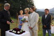 Dank Martins (Hans Sigl, r.) Einsatz findet die Hochzeit zwischen Marja (Denise Zich, m.) und Sebastian (Leander Lichti, 2.v.r.) doch noch statt. Susanne (Natalie O'Hara, 2.v.l.) und Martin springen als Trauzeugen ein. Als ehemaliger zweiter Bürgermeister von Ellmau traut Roman (Siegfried Rauch, l.) das Paar.
