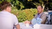 Markus (Timo Ben Schöfer, r. mit Robin Schick, l.) hadert, ob er seinen Plan nicht für die Liebe aufgeben sollte.