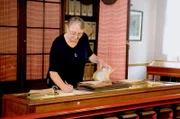 Die ehemalige Werksleiterin Almut Wagner erforscht im Betriebsarchiv die Historie der Schokoladenproduktion in Saalfeld.
