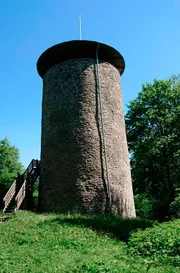 Blick auf den Turm von Burg Reichenbach bei Hessisch Lichtenau.
