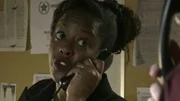 Die Frau ist am Telefon