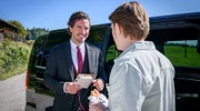 Tom (Milan Marcus, l. mit Lukas Leibe, r.) freut sich auf ein Wiedersehen mit Alexandra.