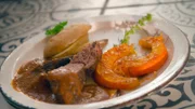Ilonas Hauptspeise: Rehkeule mit überbackenem Kürbis.