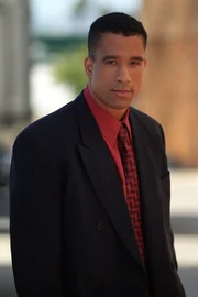 Ein FBI-Agent ist auf die drei Hexen aufmerksam geworden und offenbart ihnen, dass er über alles bescheid weiß. Morris (Dorian Gregory) vertraut seinem "Kollegen" nicht.