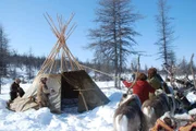 Mitglieder des Volksstammes der Ewenken beim Aufbau eines traditionellen Nomadenzeltes.