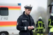 Lukas Jepsen (Tom Gronau) ist am Unfallort.
