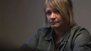 Eine Frau mit ernstem Gesicht