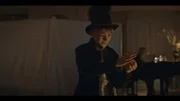 Luka (Lukas Langmyr Mabin) führt seine Zaubershow für Lobelias Geburtstag auf.