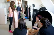 "Unsere zweite Haut" geht in dieser Folge auf die Suche nach Identität und Individualität im Überangebot der Modeindustrie. Im Bild: im Showroom.