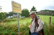 Hans Zielonka (Michael Hanemann) verabschiedet sich auf dem Weg zum UFO ein letztes Mal von Hengasch.