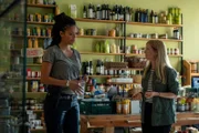 AC (Jane Chirwa, l.) muss Madeleine Konrad (Birte Hanusrichter, r.) gestehen, dass sie nicht auf ihre Anweisung gehört hat.