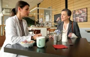 Dr. Maria Weber (Annett Renneberg, li.) vertraut der Menschenkenntnis ihrer Patientin Rose Marx (Gudrun Gabriel, re.) und fragt sie, ob sie Kai Hoffmann für ehrlich hält. Rose weiß nicht, was Kai und Maria verbindet, doch sie vermutet, dass er etwas verbirgt.