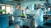 Die Köche Falk Straub (Herbert Schäfer, l.) und Markus Walther (Moritz A. Sachs, r.) führen ein Gespräch über den Verstorbenen.