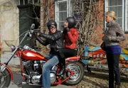 Britta (Jelena Mitschke, r.) passt es überhaupt nicht, dass Carla (Maria Fuchs, M.) zu Ben (Hakim Michael Meziani, l.) aufs Motorrad steigt.