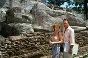 Christa und Klaus Brinkmann (Gaby Dohm und Klausjürgen Wussow) genießen auf einer Urlaubsreise nach Sri Lanka unbeschwerte, glückliche Tage.