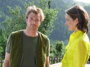 Die zugezogene neue Grundschullehrerin Klara Hoffmann (Nike Fuhrmann, r.) von Ellmau würde gerne einen Klassenausflug zum Gruberhof machen. Doch Hans (Heiko Ruprecht) muss ihr leider absagen.