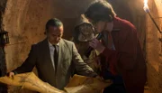 Prof. Saltari (Franco Arcangeli) und Sovaldo Rossi (Daniel Steiner) erkunden gemeinsam die Katakomben unter der mittelalterlichen Stadt Urbino.