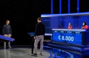 Moderator Alexander Bommes (M.) mit den Kandidat:innen: Marco Reichelt (l.), Sophia Rishyna (2.v.r.) und Sandra Hu (r.).
