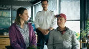 Kommissar Moritz Krätschmer (Ferdi Özten, h.) wartet gespannt. Wird Petra Meister (Christin Alexandrow, l.) gegen den Vater ihrer Tochter, Ralf Steiger (Dominik Schiefner, r.) aussagen?
