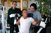 Kommissar Richie Moser (Tobias Moretti, r.) und Stockinger (Karl Markovics, l.) fühlen dem verdächtigen Hubert Zauner (Bruno Eyron, M.) im Fitnesscenter auf den Zahn.