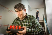 Lutger Dörr (Bruno Cathomas) will sich und seine Frau mit 50 Kilogramm Sprengstoff töten.
