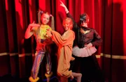 Elora, Cleo und Charlotte (Foto) haben eines gemeinsam: sie gehen mehrmals in der Woche zum Training in den Zirkus CaBuWaZi. Sie trainieren Kautschuk Akrobatik. Dank ihrer großen Beweglichkeit können sie sich mehr als andere verbiegen und dehnen. In diesem Jahr stehen die Kinder vom Zirkus CaBuWaZi vor einer großen Herausforderung. Sie treten im Dezember im Berliner Wintergarten zur Weihnachtsrevue auf.