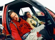 Helga Lindner (Ramona Kunze Libnow, rechts) und ihr behinderte Neffe Martin (Otto Beckmann) haben gerade seine Eltern in den Urlaub verabschiedet. Auf der Rückfahrt gerieten sie von der Straße ab...