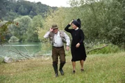 Auch beim Angeln ist Bürgermeister Wöller (Fritz Wepper, l.) nicht vor Schwester Hanna (Janina Hartwig, r.) sicher.