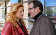André Roth (Joachim Raaf), ein sehr erfolgreicher und bekannter Schriftsteller, begleitet seine weitaus jüngere Freundin Lulu Hopp (Nora Koppen) in die Sachsenklinik, wo sie sich ein kleines Muttermal entfernen lassen möchte.