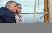 Während eines entspannten Nachmittages beschließen Katja Brückner (Julia Jäger) und Roland Heilmann (Thomas Rühmann), dass es Zeit wird, ihre kleine Seifenblase zu verlassen und, dass sich ihre Familien kennenlernen sollten.
