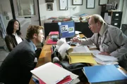 Alex, ein Wissenschaftler im Universitätsinstitut des renommierten Hirnforschers Lewis Stutzer (John Aylward, r.), wird mit Blausäure vergiftet und stirbt. Teresa (Robin Tunney, l.) und Patrick (Simon Baker, M.) ermitteln ...