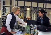 ARD ROTE ROSEN FOLGE 1058, Rajan (Daniel Popat, r.) erzählt Mick (Tobisas Rosen, l.), dass er noch keine Wohnung hat aber Anne und Torben nicht zur Last fallen will.