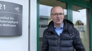 Karsten Schwanke (im Bild) geht der Frage nach: Wie baut man ein Haus auf dem Mond, eine zukünftige Station auf dem Mars? Prof. Dr. Matthias Sperl, Physiker am Deutschen Zentrum für Luft- und Raumfahrt in Köln, hat eine Idee: Gebaut wird nur mit den vorhandenen Ressourcen – Mondstaub und Sonnenlicht genügen, um Ziegel zu backen. Genial, aber gar nicht einfach.