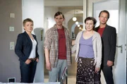 Im Krankenhaus ist Lilli aus der Ohnmacht erwacht. Astrid Marohn und ihr Lebensgefährte Lars Bode sind glücklich, dass sie unversehrt ist. Doch als die Ermittler von ihr wissen wollen, was passiert ist, wartet auf die Mutter ein neuer Schock. V.l.: Katrin Börensen (Claudia Schmutzler), Lars Bode (Steven Merting), Astrid Marohn (Eva Löbau), Sven Herzog (Michael Härle).