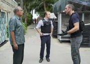 Können Steve McGarrett (Alex O'Loughlin, r.) und Danny Williams (Scott Caan, M.) Duke Lukelas' (Dennis Chun, l.) Enkelin retten?