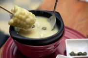In Kolumbien kocht Nubia Hühnersuppe mit Mais.