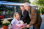 Erik (Sven Waasner, M. mit Sepp Schauer, r.) ist erleichtert, als er Greta (Laura Osswald, l.) findet, stellt jedoch fest, dass sie angeschlagen ist.