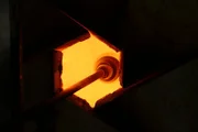 Im Rohzustand besteht Glas aus Quarzsand, Soda, Kalk und Pottasche – bei einer Temperatur von 1300 Grad Celsius fängt das Gemisch an zu schmelzen.