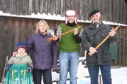 Willi mit Familie Schmidt vor ihrer Werkstatt