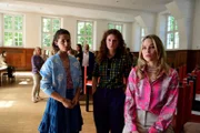 Emily (Pippa Fee Rupperti, l.), Lydia Hermann (Nadja Sabersky, M.) und Caro Bilfinger (Isabel Dornheim, r.) stehen kurz vor ihrer Befragung nach dem Tod ihrer Mitschülerin Kim.