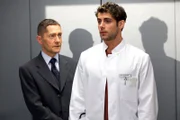 Dr. Rolf Kaminski (Udo Schenk, links) nutzt die Situation und macht Dr. Niklas Ahrend (Roy Peter Link) klar, was er von seiner Affäre zu Sarah Marquardt hält.