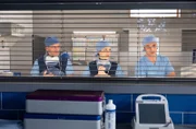 Ivo Maric (Jakob D'Aprile, r.) muss vor Dr. Kai Hoffmann (Julian Weigend, l.) und Dr. Elly Winter (Juliane Fisch, M.) beweisen, dass er in der Lage ist, im OP zu assistieren.
