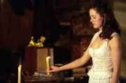 Paige (Rose McGowan) sträubt sich dagegen und möchte um alles in der Welt ihre Kräfte behalten, doch wie der Schicksalsengel anfangs sagte: Es sind nur zwei Stimmen nötig ...