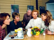 MDR Fernsehen IN ALLER FREUNDSCHAFT FOLGE 151, "Leben für den Augenblick". Friedrich (Fred Delmare) benimmt sich äußerst merkwürdig. Als Barbara (Uta Schorn) von der Untersuchung bei Simoni erzählt, steht für die Damen (Hendrikje Fitz, rechts; Jutta Kammann, 2.v.l. und Maren Gilzer, rechts) fest, Friedrich hat nicht mehr lange zu leben...