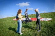 Ana (Soluna-Delta Kokol, l.) ist erleichtert, als Wilma (Birgit Koch, r.) das Paragliding wegen ihrer Gesundheit verwehrt wird.